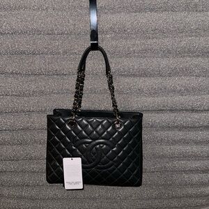 CHANEL
GREY QUILTED CAVIAR GRAND SHOPPING TOTE (GST